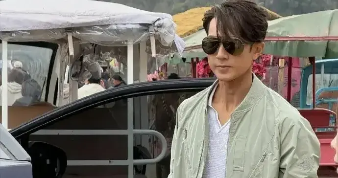 我的妈呀！看看没有美颜的路透照！吴尊就是个小老头儿！ ???