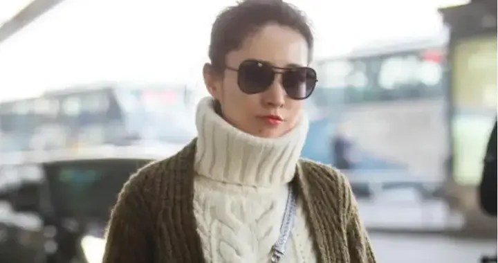 刘敏涛不愧是穿搭高手！高领毛衣叠穿针织开衫，配喇叭裤好时髦！