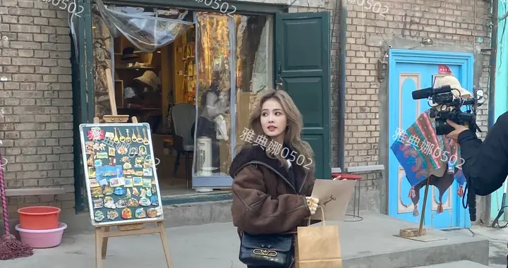 喀什古城偶遇跑男录综艺，白鹿好美，范丞丞和李晨互动居然不尴尬