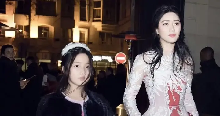 田海蓉携女亮相高定秀场，母女造型演绎不同贵气