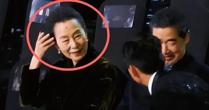 孩子父亲真相大白仅1月后，奚美娟低调露面，手足无措，落寞呆坐