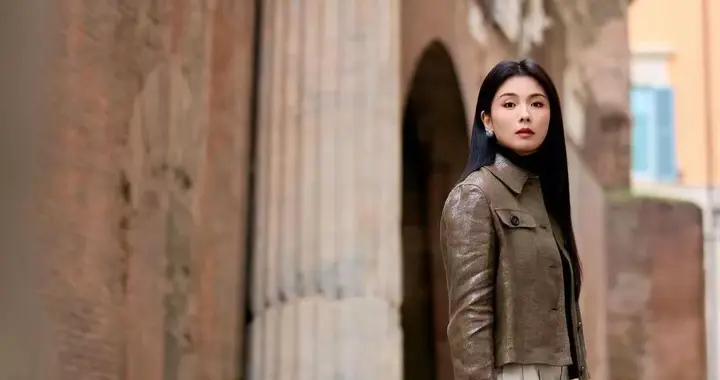 刘涛的气质真是出挑！穿咖绿皮衣+高领衫+阔腿裤，时髦又高级！