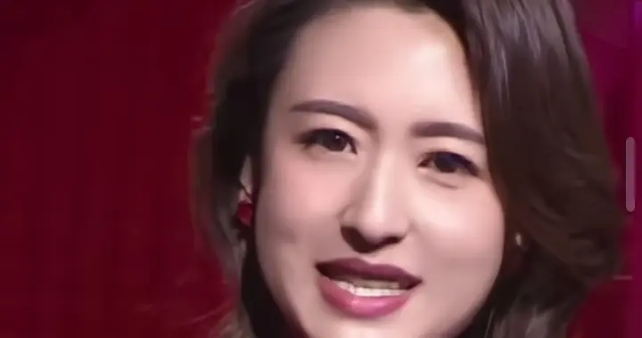 张蕾主持学雷锋活动，红衣配微卷发，优雅又漂亮