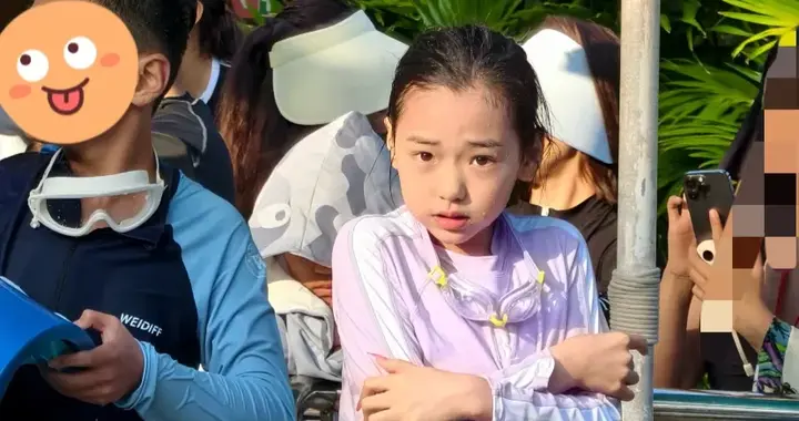 董璇全家三亚玩水，小酒窝漂亮可爱做了美甲，朵朵皮肤黑长相很普