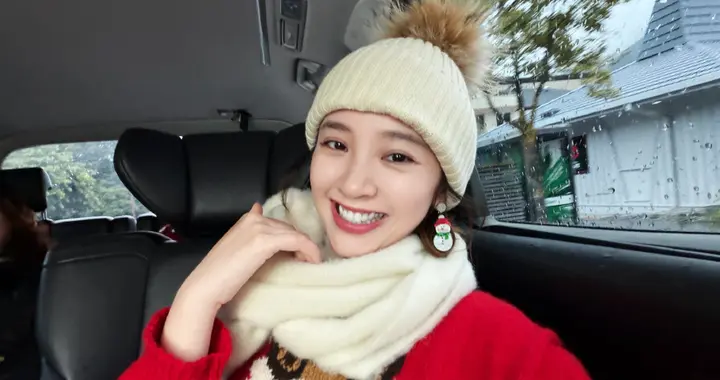 唐艺昕晒圣诞美照！穿红衣戴圣诞耳饰逛街，和女儿给老公买情侣袜