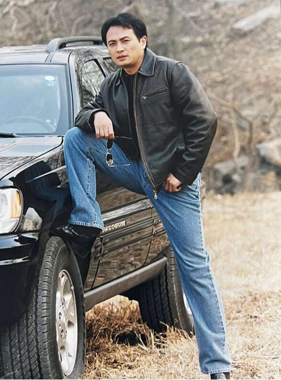 演员丁志诚：照顾残疾姐姐半生，每年为傅彪扫墓，61岁孤身一人