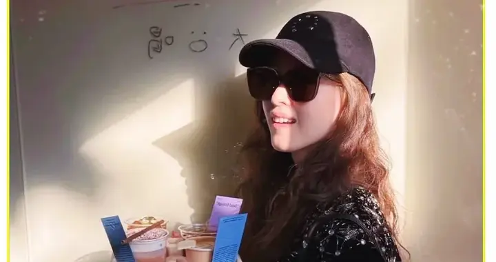 章泽天更新动态，晒喝咖啡照片，素颜皮肤白皙，少女感十足！