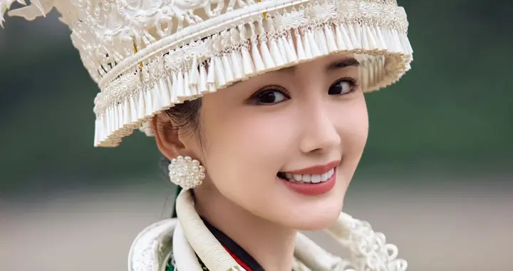 毛晓彤盛装碎片掉落中，穿梭在山水中的时光化作银铃碰撞的脆响