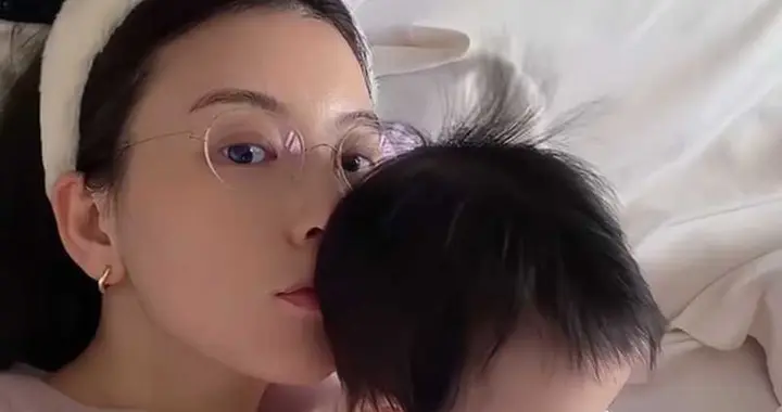 方媛高调晒三胎女儿，5个月的郭咏心头发浓密，耳垂很大颇有福相 ?