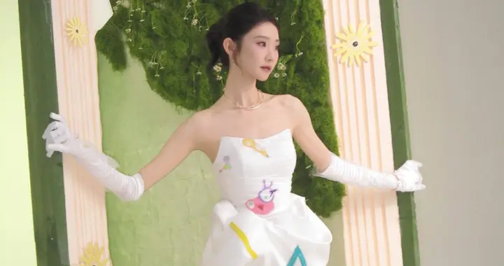张艺凡REDGALA美图，白裙大长腿的春日少女穿搭气息。
