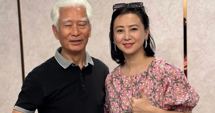 57岁翁虹和香港朋友庆祝生日，穿花裙子好贵气，皮肤白皙不显老态