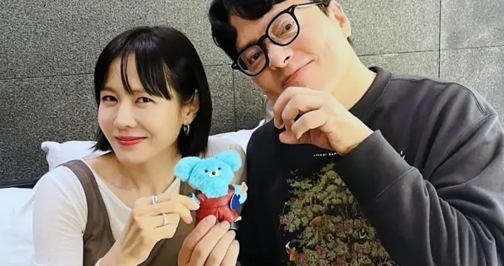 孙艺珍新电影的主创同事为她拍照片，女神也老了