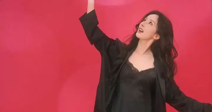杨幂穿蕾丝睡衣配高跟鞋