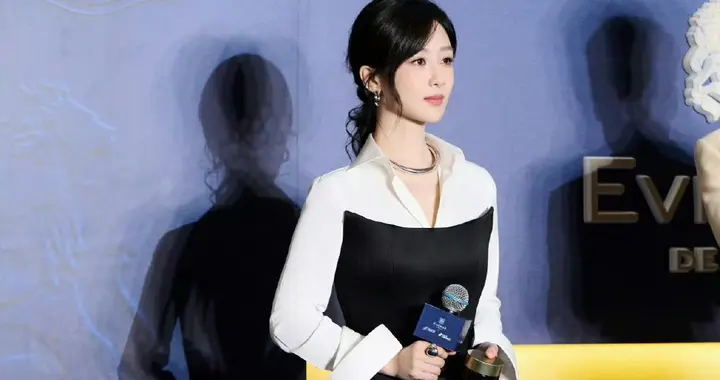 杨紫，黑白穿搭，浪漫格调。