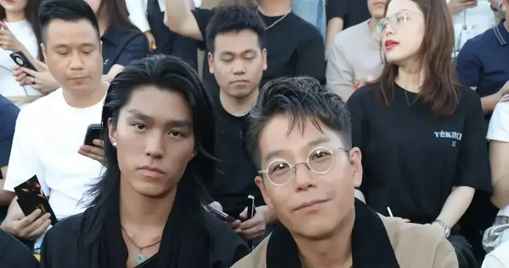 55岁林晓峰和儿子同框看秀像兄弟俩，儿子很有气质随妈妈康子妮