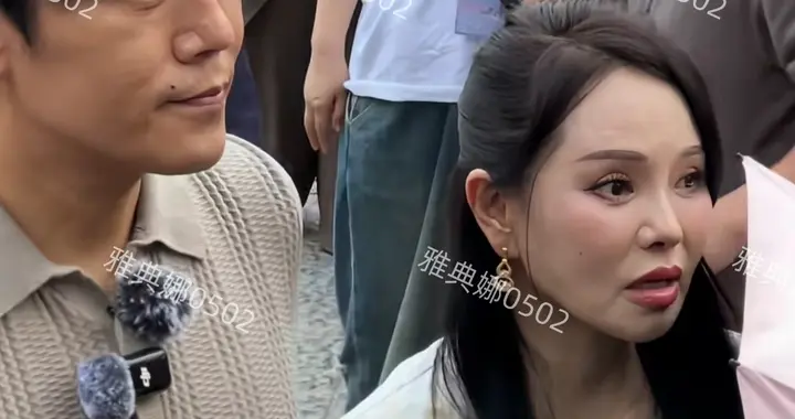万岁山偶遇伊能静秦昊，伊能静本人虽然没有皱纹但脸面具感太强了