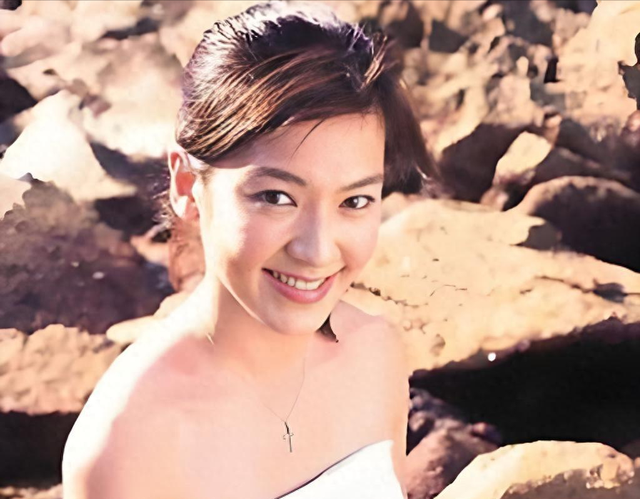 她是娱乐圈“最渣”的女演员，无缝衔接17个男人，49岁仍身材火辣