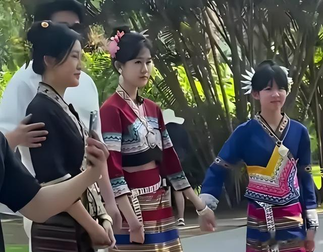 陆毅一家游西双版纳，16岁贝儿盛装跳傣族舞，舞姿优雅美得像仙女