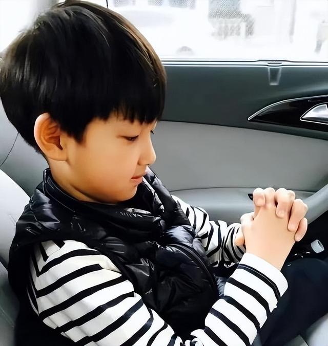 白百何晒17岁儿子! 样貌很像爸爸,外形和唱歌天赋都有陈羽凡的基因