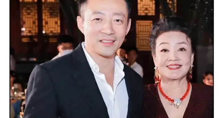 汪小菲醒悟了，为新店剪彩提母亲张兰，态度转变，筱梅与闺蜜聚会