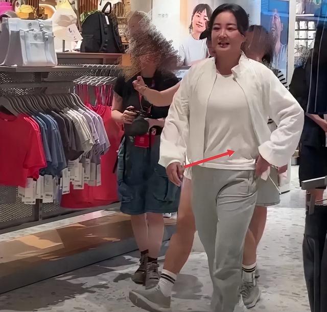 贾玲复胖了吗？新造型肚子胖出“游泳圈”，脸部圆润气质变化明显