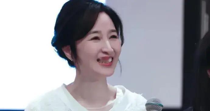 被61岁“关咏荷”惊艳到！穿白色披肩+白色百褶裙，优雅又高级！