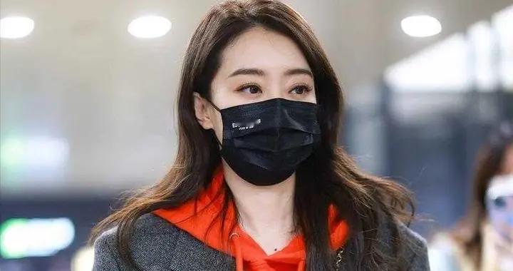 “张小斐”越看越好看，穿灰色大衣配红卫衣好高级，气质都升华了