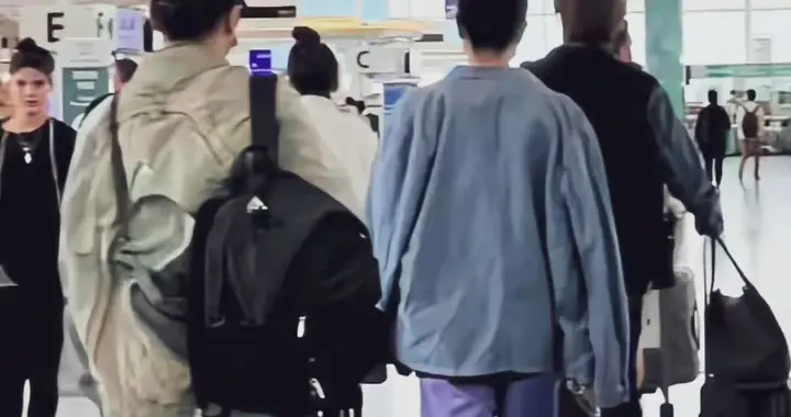 谢霆锋化身跟班小弟！一人背两包紧追王菲，机场地位一目了然！