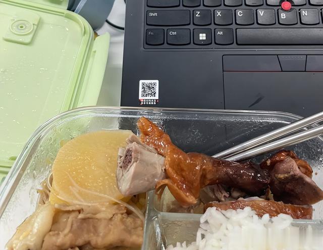 广东女子为省钱每天带饭上班，坚持一周不带了，网友：现实太残酷