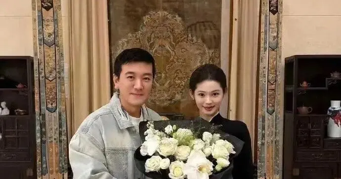 杨子带新欢见91岁老母，黄圣依17年豪门梦碎，一盆铜钱草亮了