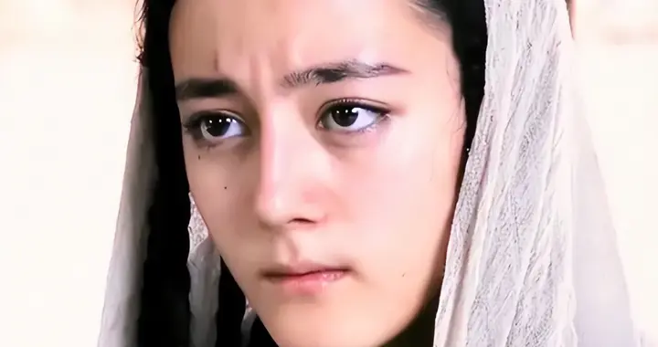 33岁热巴，这张脸似乎被困住了