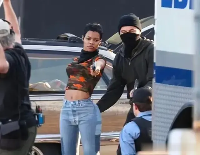 49岁的小李子在拍新片时，拍打搭档泰亚娜的臀，看起来充满活力