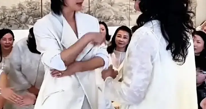 刘嘉玲把张兰家事摸得门清，活动全程不提马筱梅，劝好友先爱自己