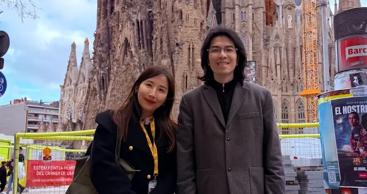39岁萧敬腾和老婆林有慧在西班牙旅游被偶遇，一头长发，像犀利哥