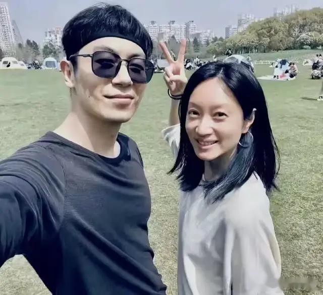 朱亚文带妻云南游！42岁沈佳妮素颜憔悴认不出，夫妻同框反差太大