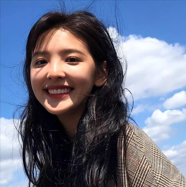 拍戏9年买不起厕所,\扶弟魔\章若楠一人养全家,曾与王思聪有争议