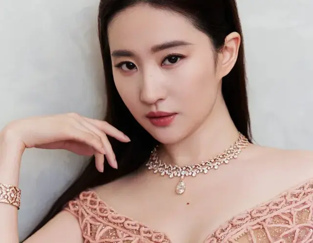 绝美刘亦菲！粉色桃花高定裙展现淡雅贵气，黑长直发型显高贵气质