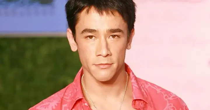 49岁混血星二代惊喜亮相TVB热播剧，男人味爆发！