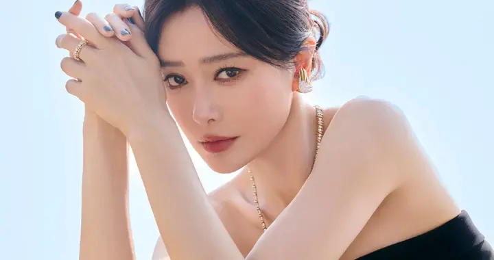 秦岚黑拼蓝抹胸礼裙，身材没谁了