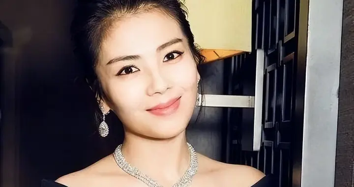 撞脸刘涛，出道即巅峰，闪婚亿万富豪，如今42岁成单亲妈妈却很美