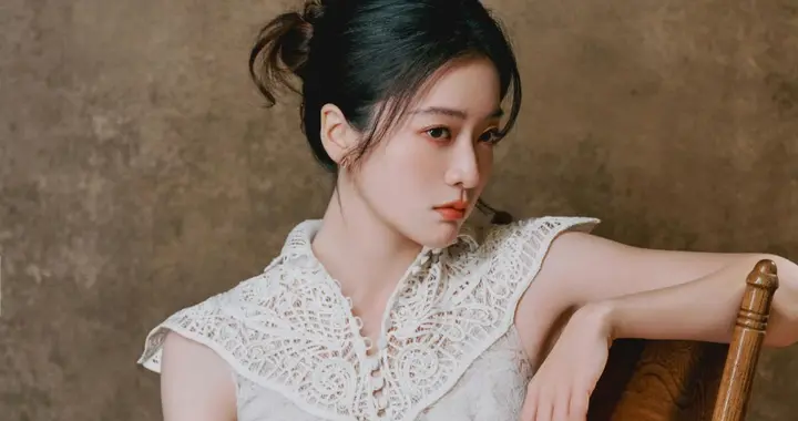 张雪迎白色蕾丝裙装，轻盈曼妙的女明星姿态