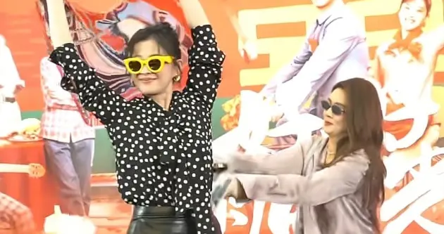 50岁梅婷最新穿搭：波点衬衫+黑皮裙+高跟鞋，优雅大气，美得像30