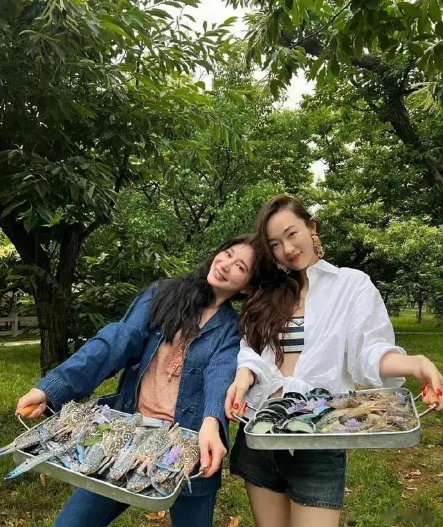 霍思燕佟丽娅一起去露营，穿着打扮随性似路人，贵气范却不减