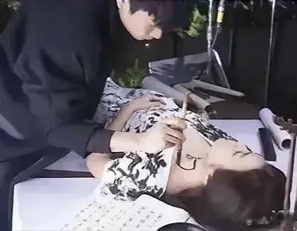 早年林俊杰在陈妍希身上大秀书法，连胸前都不放过，好炸裂