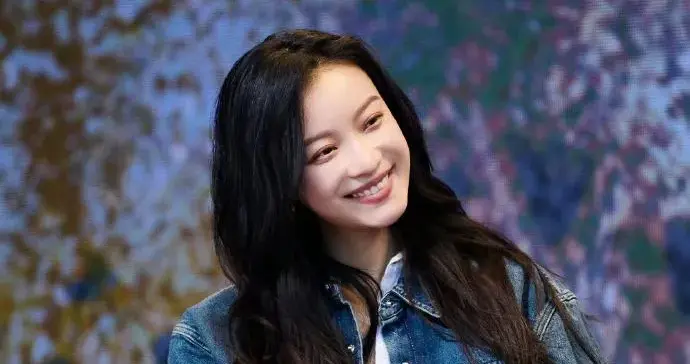 36岁倪妮太会穿了!牛仔外套+白衬衫+直筒裤，时髦又减龄！