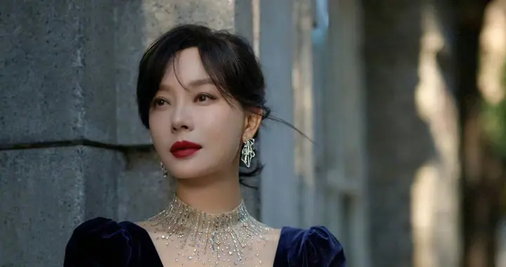 陈数黑色露背裙：这是洒满二环老北京街道的浪漫 ???