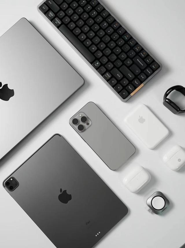 倒反天罡！一台华为mate XT三折叠，居然能买下苹果全家桶了