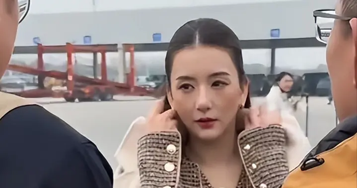 39岁方媛户外站台，被狂风吹的脸红眼呆，刚出月子没多久，太拼了