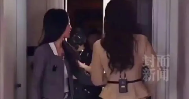 跨界主持变“社死现场！翁青雅采访朱珠遭群嘲，川味道歉笑不活了