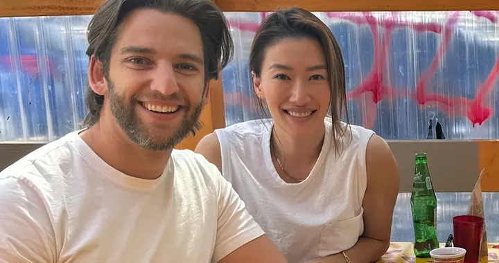 谢婷婷带混血儿子回香港，飞机上晒儿子正脸照，长相俊俏像极父亲